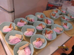 ８月はひんやりアイスクリーム(^^♪